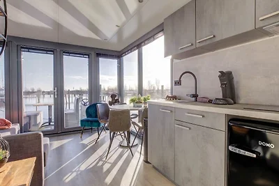 Casa galleggiante nel porto turistico di...
