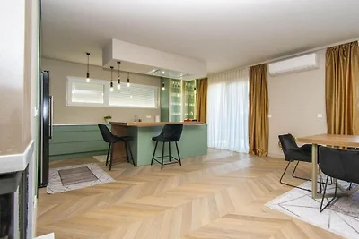Wohnung in Šibenik-Brodarica mit Balkon