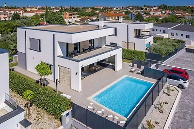 Moderne Villa mit Swimmingpool und Meerblick