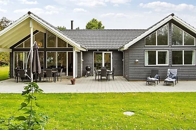 18 Personen Ferienhaus in Højby