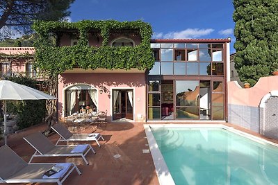 Malerische Privatvilla mit Pool