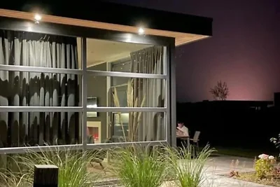 Modernes Ferienhaus mit dekorativem Kamin
