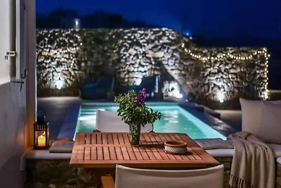 Hell gestaltete Villa mit Pool