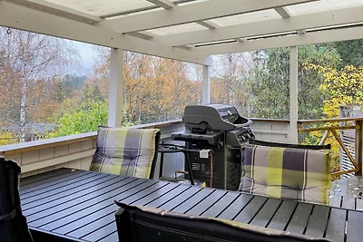 Gemütlicher Rückzugsort im Wald mit Whirlpool