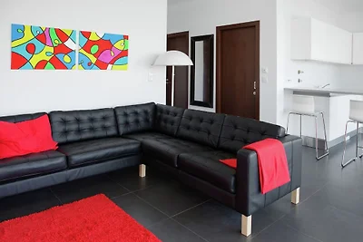 Villa moderna con bella vista, situato su un ...