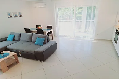 Moderne Wohnung in Kaštel Štafilic mit eingez...