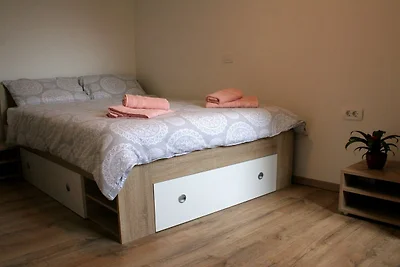 Riverside Rustic Ridge Apartments with Balcon...