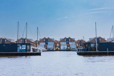 Moderne woonboot met airco gelegen in...