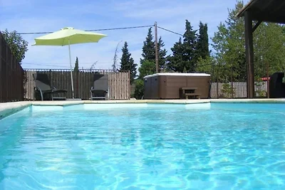 Komfortable Villa mit Jacuzzi