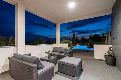 Luxusvilla mit Pool und Whirlpool