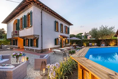Villa a Lucca con Piscina e Vista Campagna
