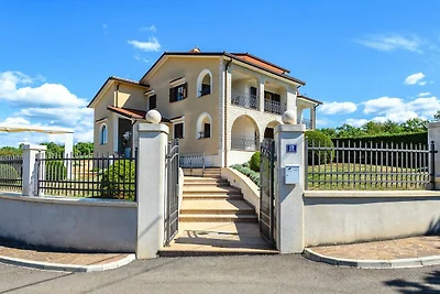 Premium-Apartment mit privatem Pool