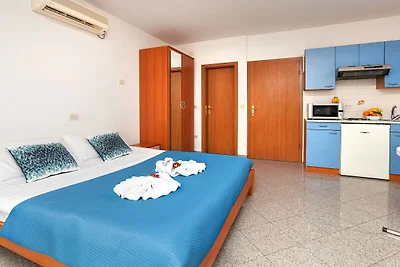 Splendid Beachfront Medveja Apartments - Stud...