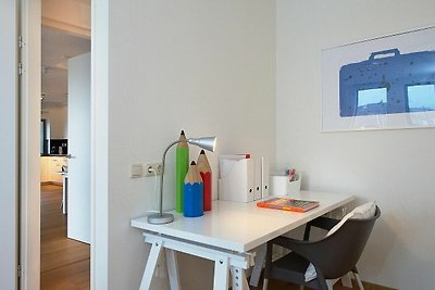 Moderne Wohnung mit Blick auf den Hafen von...
