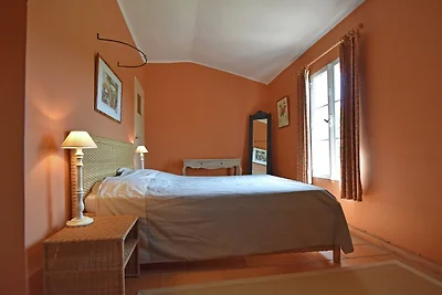 Ampia casa vacanze con piscina a Le Var