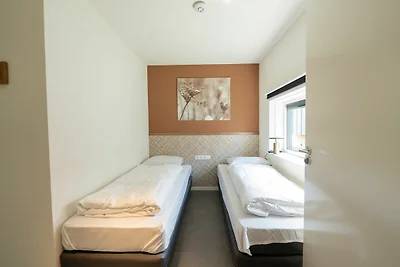 Moderne Lodge am Wasser