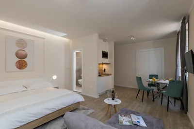 Apartments Urbis - Premium Studio Apartment w...