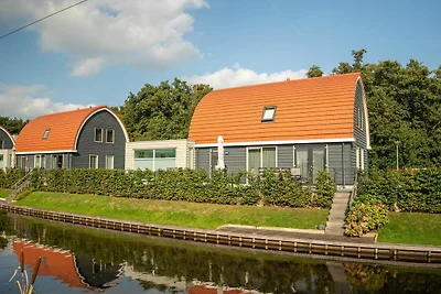 Haus mit Schwimmbad und Sauna, am Wasser...