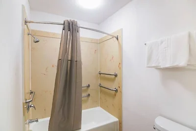 1 King Bed | Non-Smoking, Kitchen