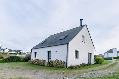 Nieuw huis met zwembad vlakbij het strand.