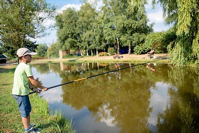 Strohgedeckte Villa mit Geschirrspüler in ein...