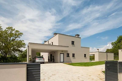 Villa moderna immersa nella natura a Labin