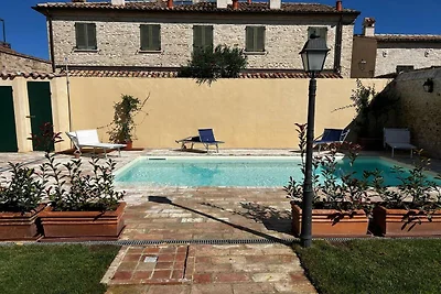 Ferienwohnung mit Pool, nur wenige Minuten vo...