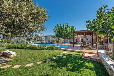 Villa with Pool in Gerani