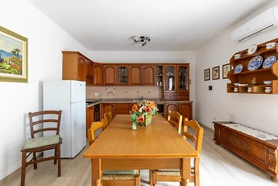 Freistehende Villa mit Garten und Klimaanlage