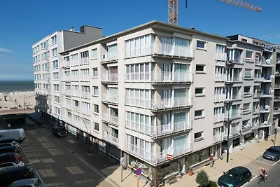 Helle Wohnung mit seitlichem Meerblick