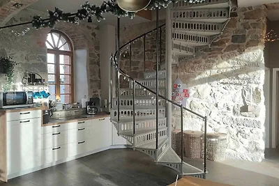 Appartamento su due livelli con camino e...