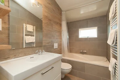 Modernes Ferienhaus mit nach Südwesten ausger...