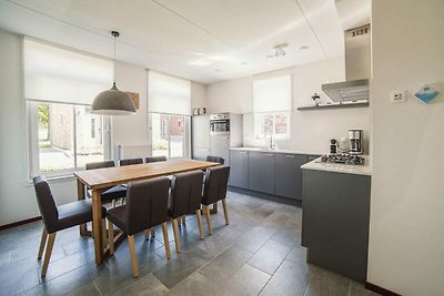 Mooie villa met veranda bij vakantiepark