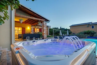 Villa in Montižana mit Schwimmbecken