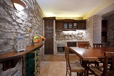 Grande casale in pietra in piccolo borgo...