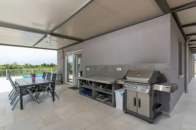 Villa in Karigador met zwembad