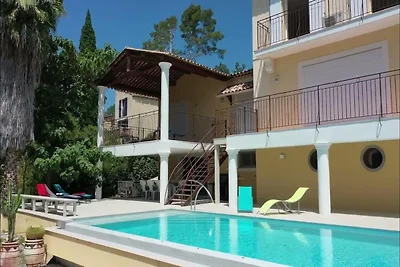 Ferienhaus mit Pool und Naturblick