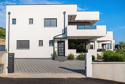 Luxusvilla mit Pool und Whirlpool