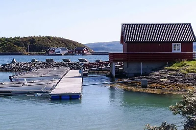 Rückzugsort am Meer mit Booten und Angeln