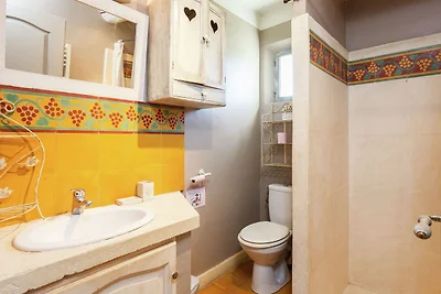 Spazioso Cottage a Oppede con Piscina