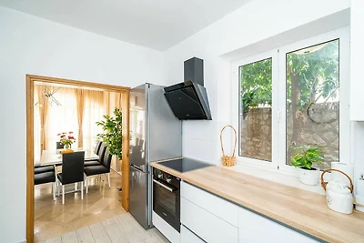 Holiday Home King - Four Bedroom House with...