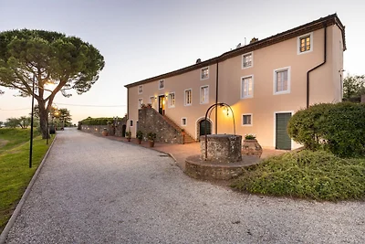 Casale in Toscana vicino a villa barocca