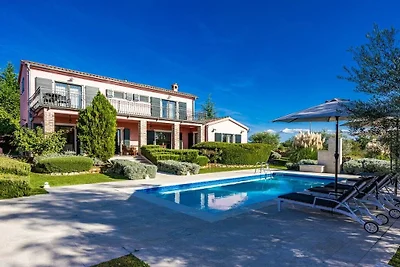 Villa in Pinezici met zwembad