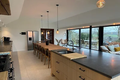 Luxusvilla mit Garten und Seilrutsche