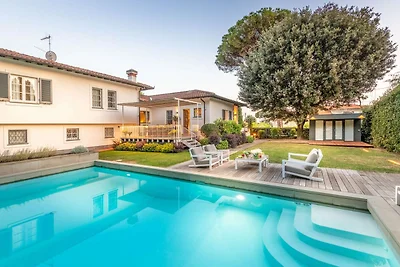 Üppige Villa mit Pool in Pietrasanta
