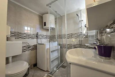 Indy's Beach Apartments- Studio Apartment wit...
