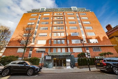 Simplistic Apartment in London mit Whirlpool