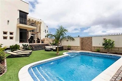 Villa con jardín y piscina cerca de las playa...