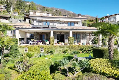 Villa am See mit Panoramablick