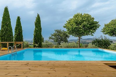 Modernes Haus mit Pool und Blick auf die...